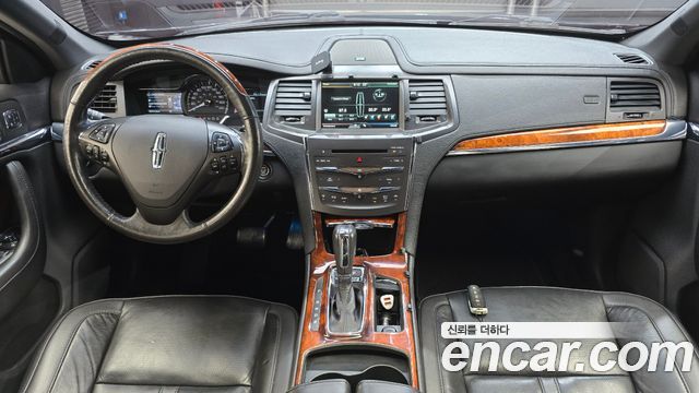 Lincoln MKS — interior