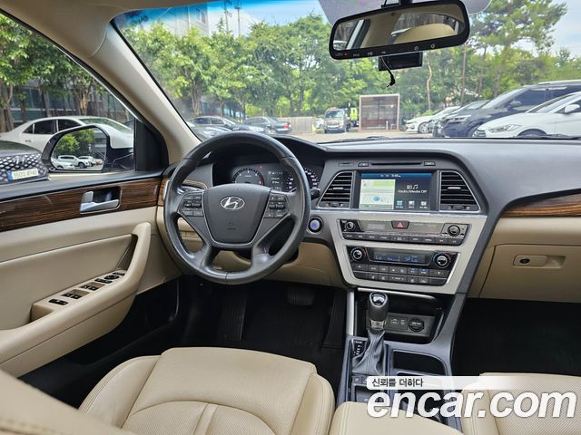 Hyundai Sonata — interior