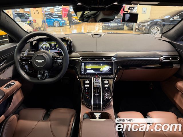 Aston Martin Vantage — interior