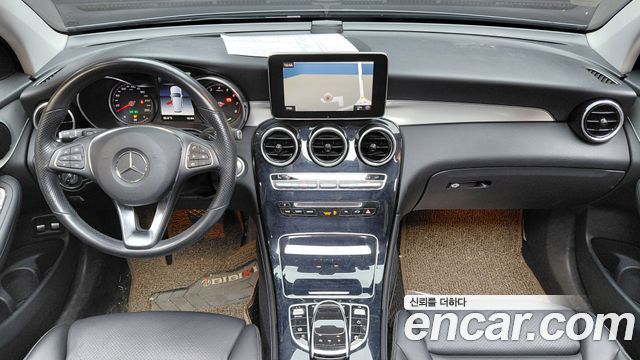 Mercedes-Benz GLC-Class — interior