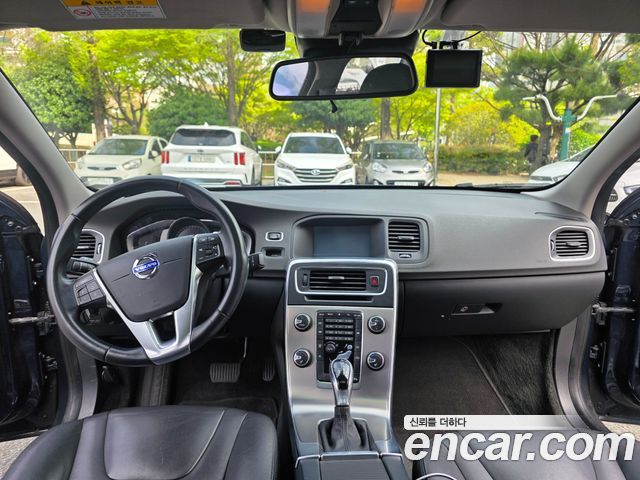 Volvo S60 — interior