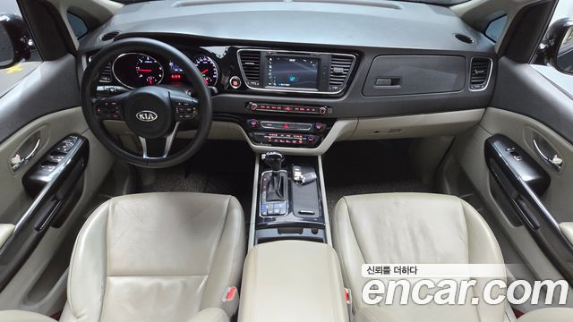 Kia Carnival — interior