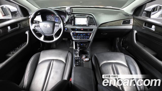 Hyundai Sonata — interior
