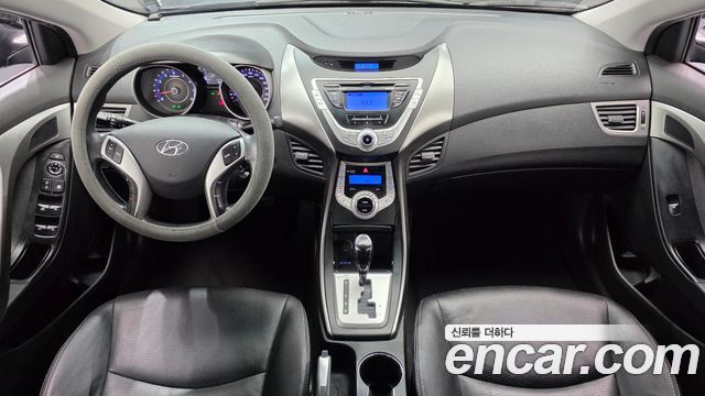 Hyundai Avante — interior