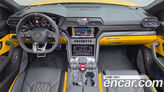 Lamborghini Urus — interior