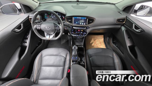 Hyundai Ioniq — interior