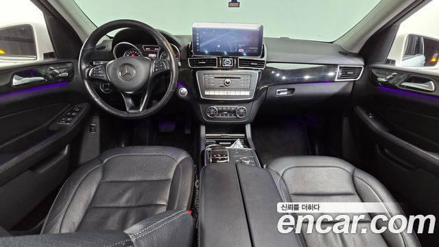 Mercedes-Benz GLE-Class — interior