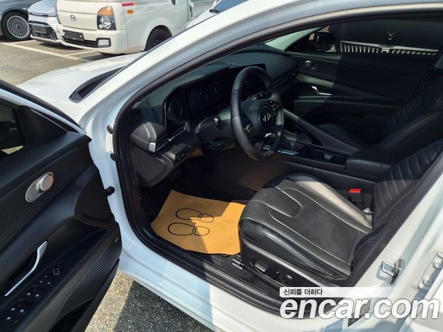 Hyundai Avante — interior