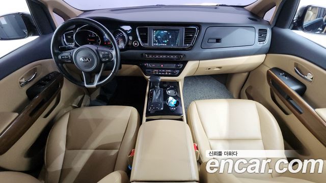 Kia Carnival — interior