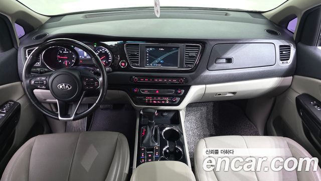 Kia Carnival — interior