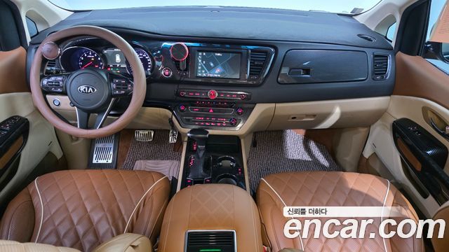 Kia Carnival — interior