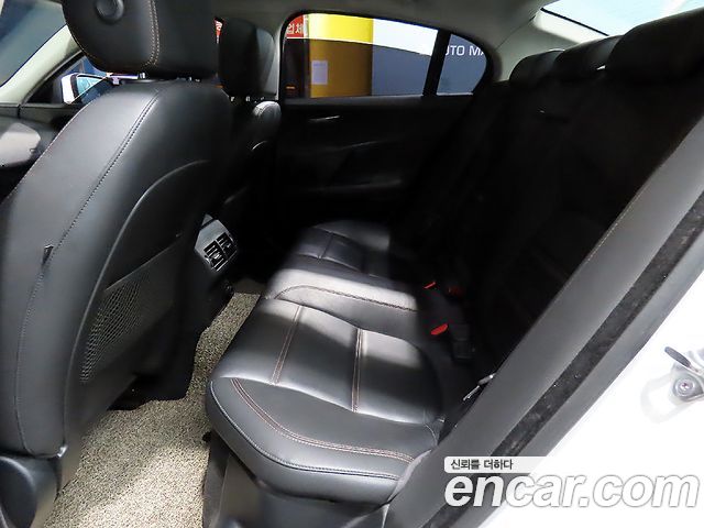 Jaguar XE — interior