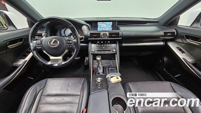 Lexus IS — interior