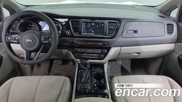 Kia Carnival — interior