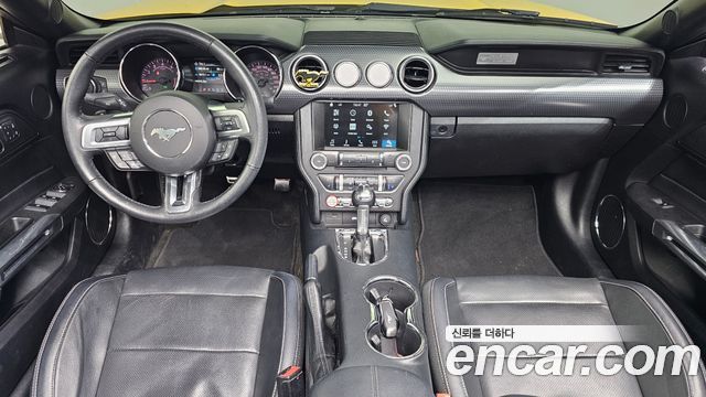 Ford Mustang — interior