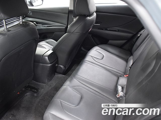 Hyundai Avante — interior