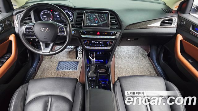 Hyundai Sonata — interior