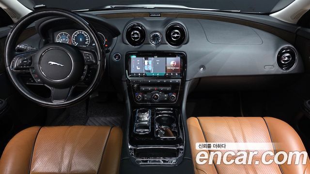 Jaguar XJ — interior