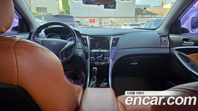 Hyundai Sonata — interior