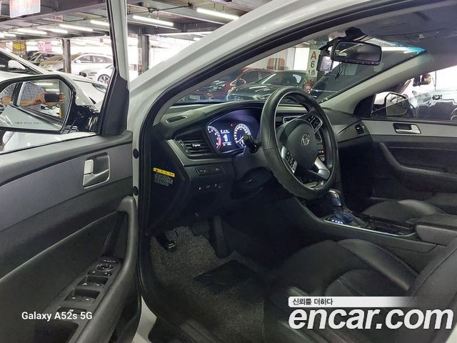 Hyundai Sonata — interior
