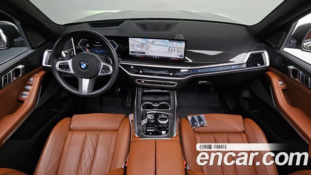 BMW X7 — interior