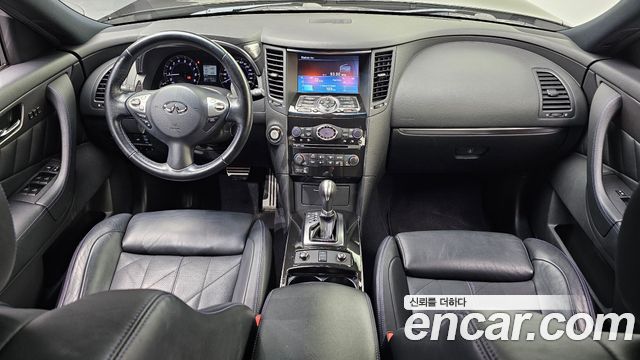 Infiniti QX70 — interior