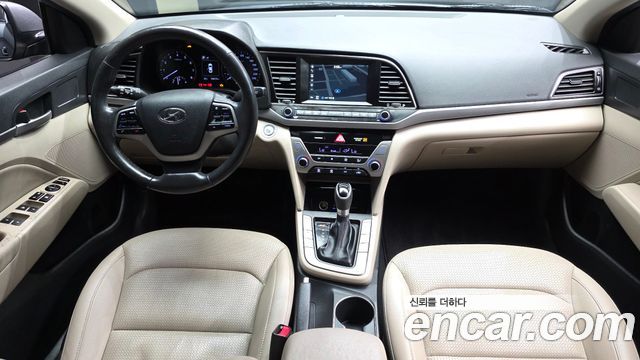 Hyundai Avante — interior
