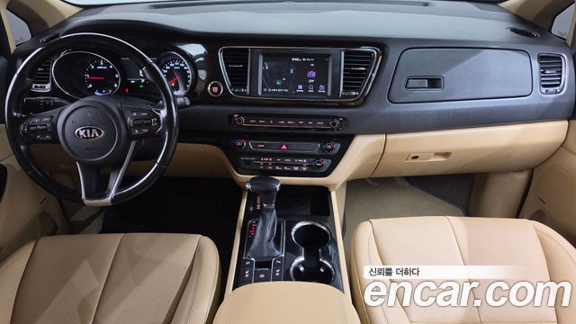 Kia Carnival — interior