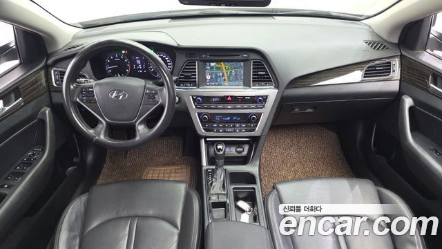Hyundai Sonata — interior