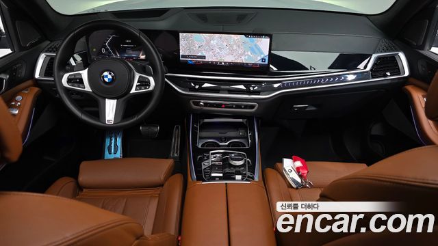 BMW X7 — interior