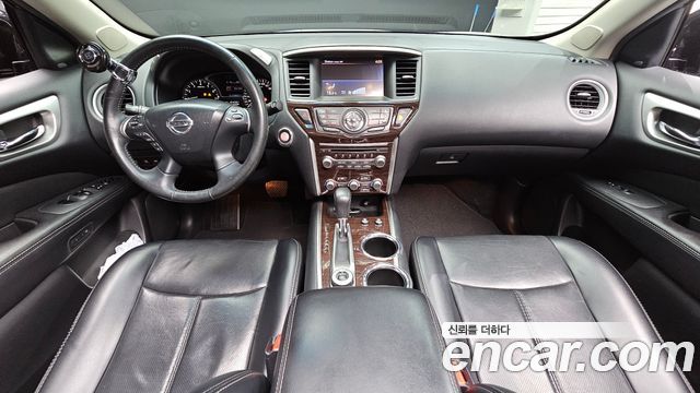 Nissan Pathfinder — interior