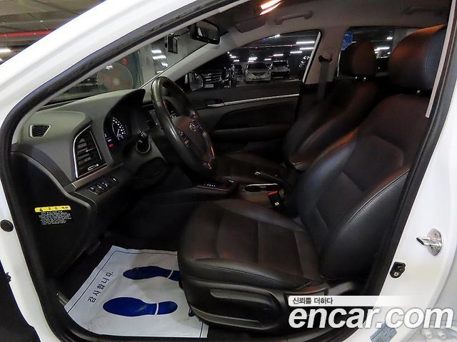 Hyundai Avante — interior