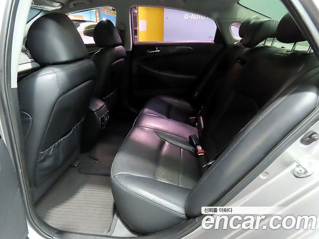 Hyundai Sonata — interior