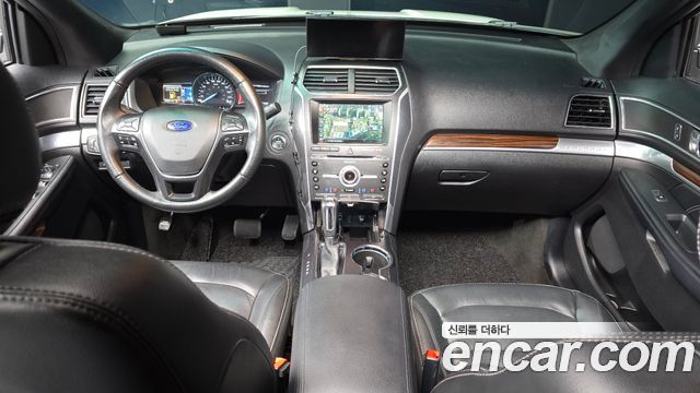 Ford Explorer — interior