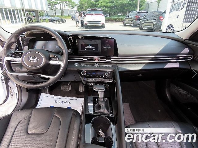 Hyundai Avante — interior