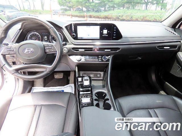 Hyundai Sonata — interior