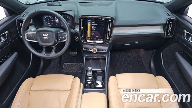 Volvo XC40 — interior