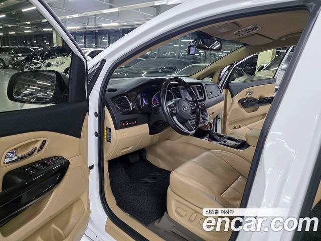 Kia Carnival — interior