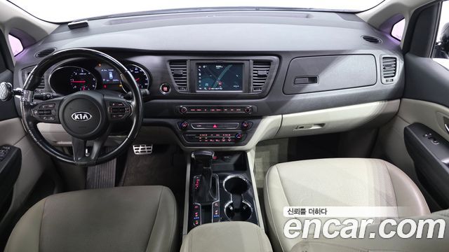 Kia Carnival — interior