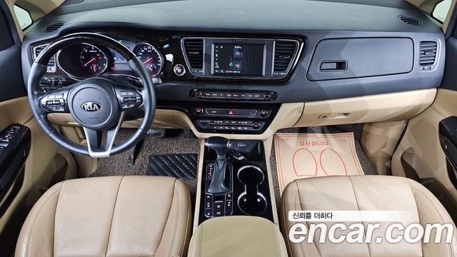 Kia Carnival — interior