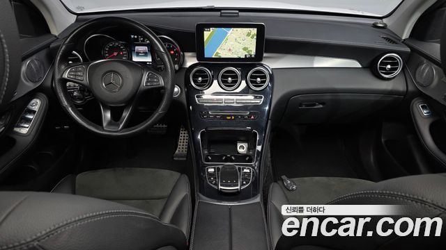 Mercedes-Benz GLC-Class — interior