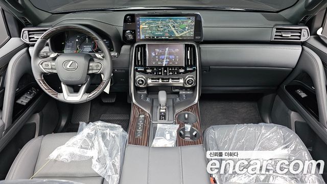 Lexus LX — interior