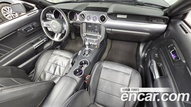 Ford Mustang — interior