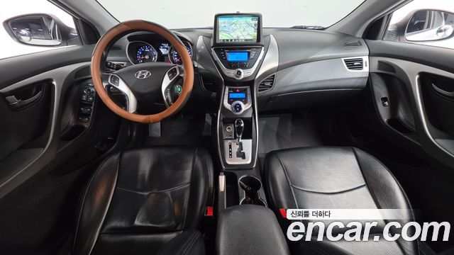 Hyundai Avante — interior