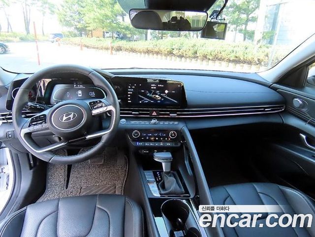 Hyundai Avante — interior