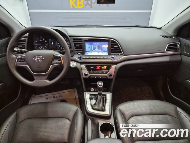 Hyundai Avante — interior