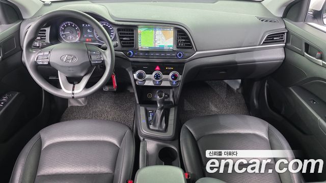 Hyundai Avante — interior