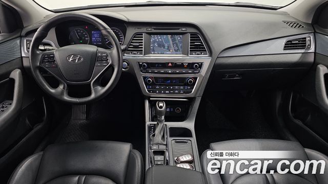 Hyundai Sonata — interior