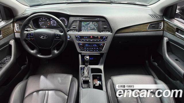 Hyundai Sonata — interior
