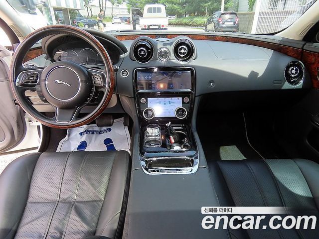 Jaguar XJ — interior